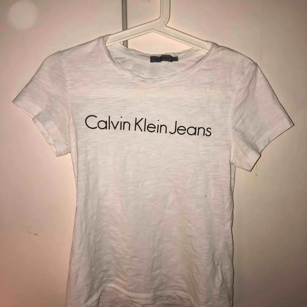 Vit Calvin Klein t-shirt använd ett fåtal gånger sitter bra, passar till allt. Köparen står för frakten. T-shirts.