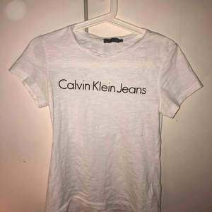 Vit Calvin Klein t-shirt använd ett fåtal gånger sitter bra, passar till allt. Köparen står för frakten