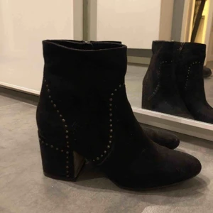  - Stövletter som jag använt två gånger bara men tyvärr för smala för mina fötter.  Dom är i väldigt bra skick!  