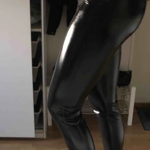  - Super snygg svarta lack byxor som jag säljer pågrund av att dom är för stora för mig🧚🏼‍♀️🧚🏼‍♀️