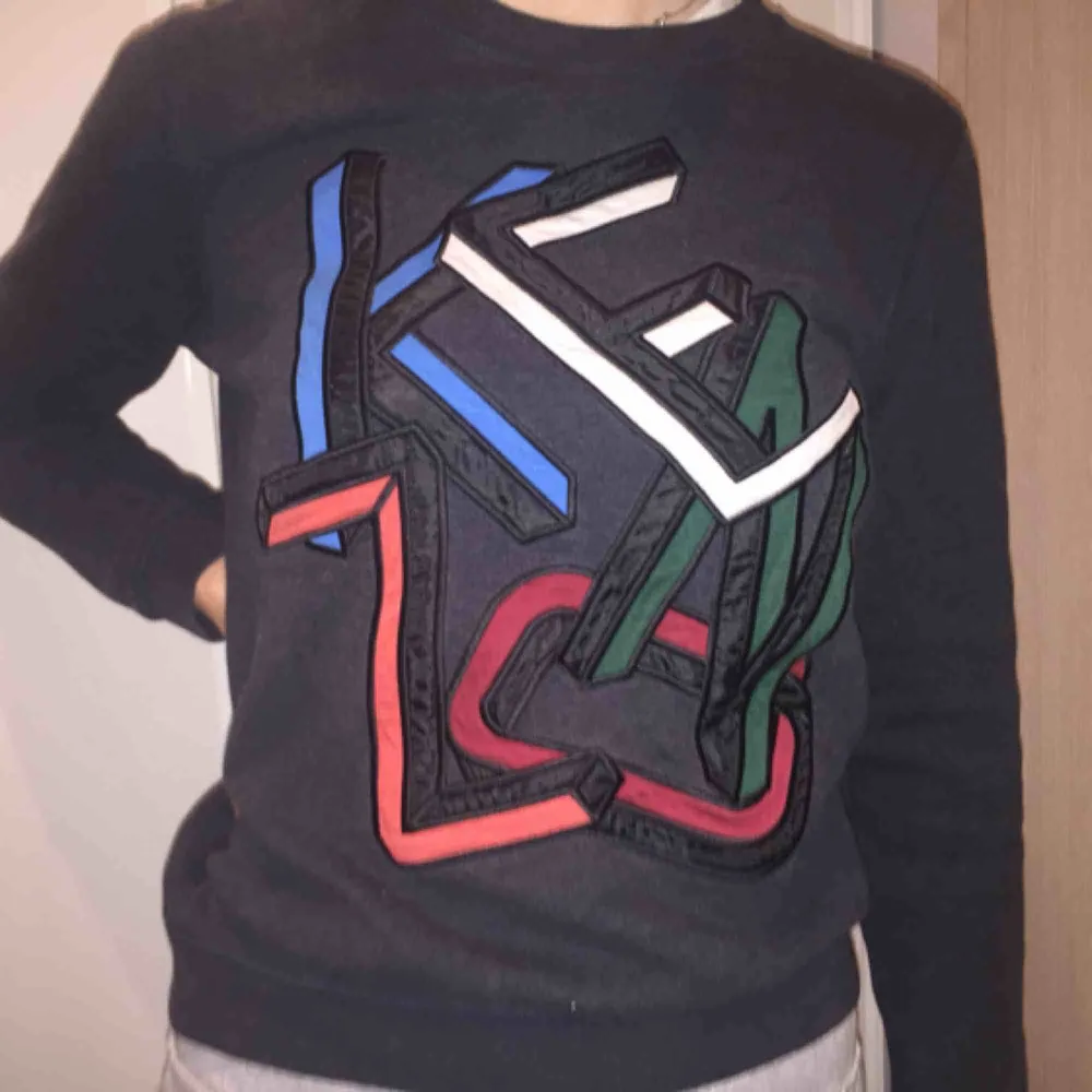 Unik Kenzo tröja som jag köpte second hand i Los Angeles förra året. Passar S och XS. Sjukt originell och cool. Hoodies.