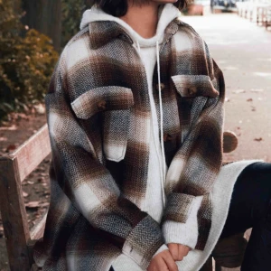  - (Första är inte min bild) Intressekoll för den här efterfrågade jackan, köpt för kanske en månad sen så i fint skick, inte min stil tyvärr :/ men sjukt jävla snygg. Kommer sälja till högsta budet om fler är intresserade 