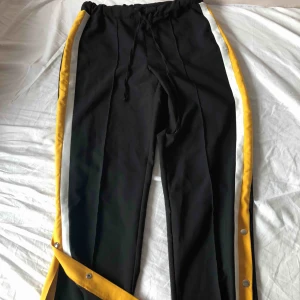  - Dessa byxor har kostym ish material, med knappar längre ner som går att öppna och stänga, knappt använda!