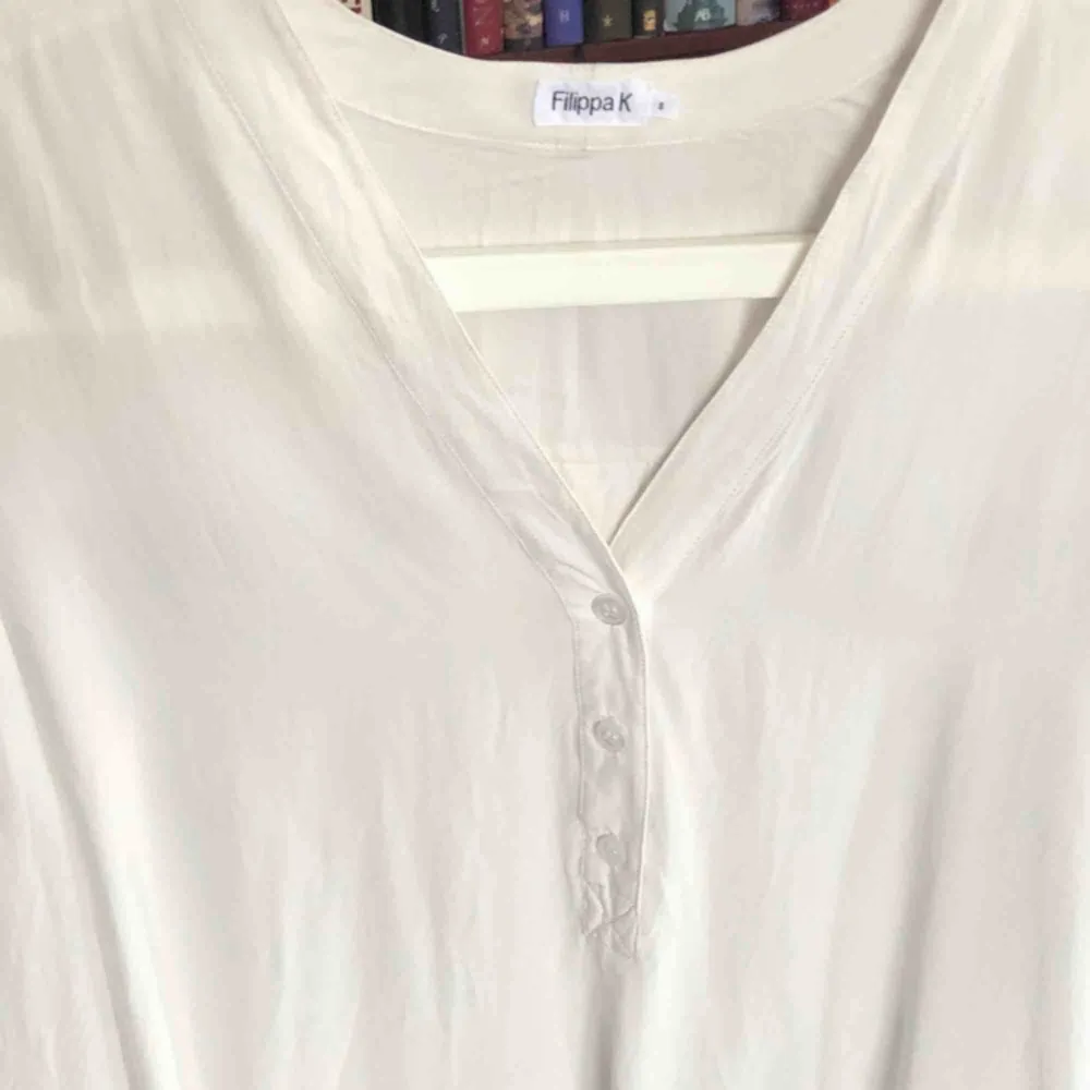 V-neck popover blouse air från Filippa K, nypris 1800 kr men säljs nu på Afound för 899:- och det var där jag köpte den. Aldrig använd, mkt fin blus! Ev. prutbar vid snabb affär.. Blusar.