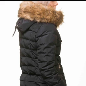  - Rocco baroco jacka med äkta päls. Kan endast hämtas upp i Malmö. Är i storlek 42 (L) men passar storlek M också.   Nypris: 1799kr