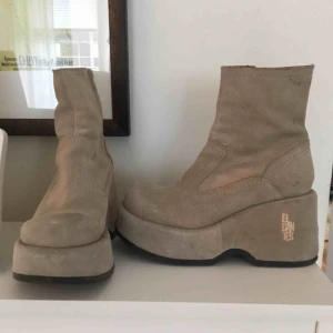  - Chunky beiga El Dantes skor, endast använda ett fåtal gånger! Sköna att gå i men är lite för små för mig :( Inköpta för 1600kr och priset kan diskuteras till en viss gräns! :)