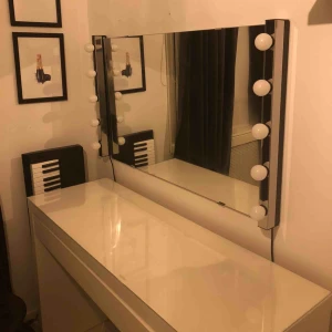  - Sminkbord inklusive glasskiva, spegel och lampor Allting är i jättefint skick och från Ikea. Säljs helst tillsammans, fråga gärna frågor vid intresse.