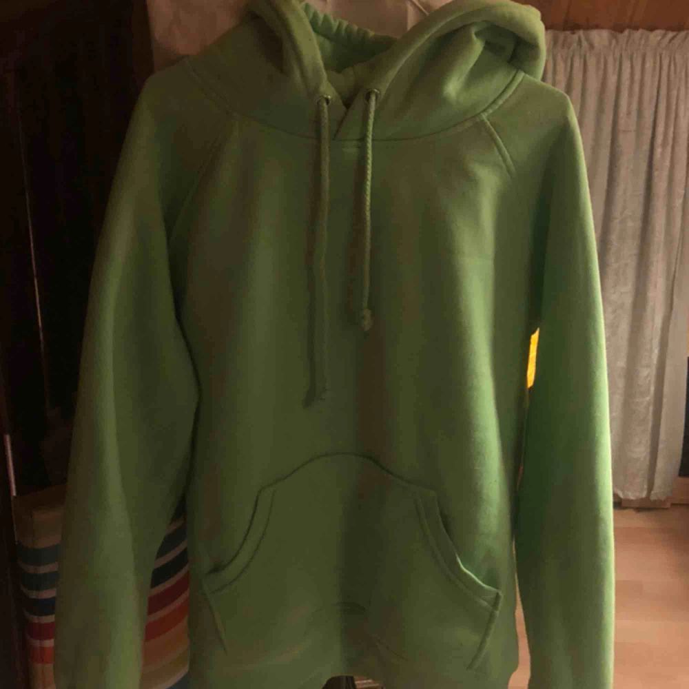 snygg grön hoodie från bikbok i strl M!  frakt 79kr men kan mötas i norrtälje/stockholm <3. Huvtröjor & Träningströjor.