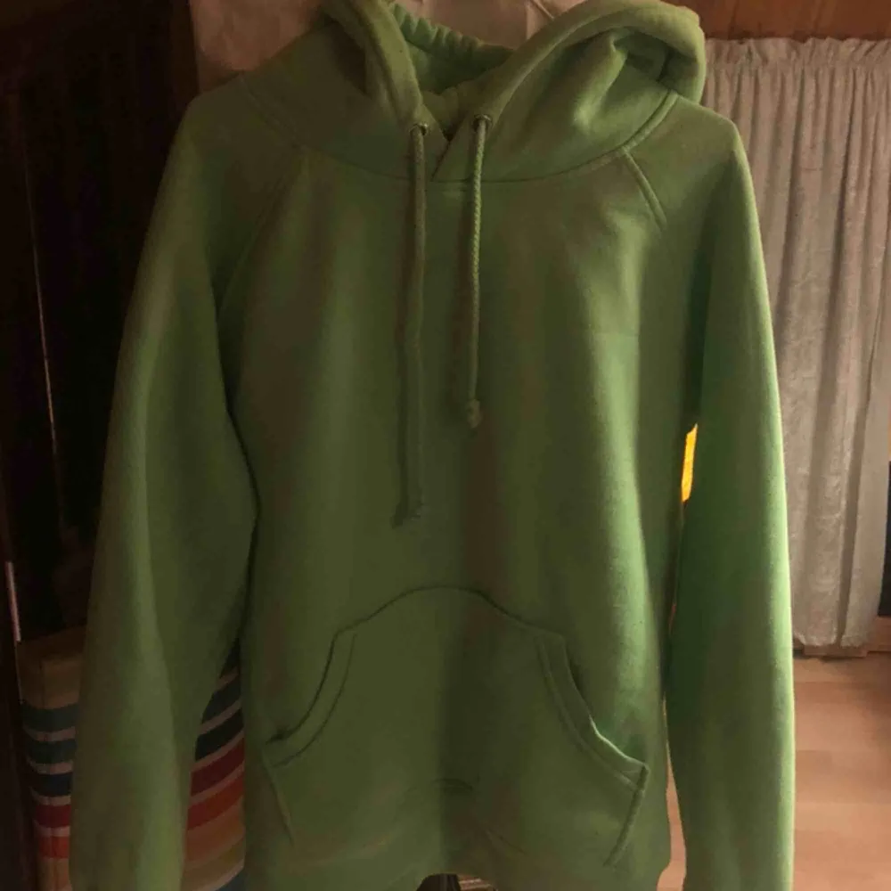 snygg grön hoodie från bikbok i strl M!  frakt 79kr men kan mötas i norrtälje/stockholm <3. Hoodies.