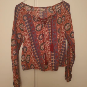  - Fin orangemönstrad blus från hollister. Fint skick, knappt använd. Finns i Karlskrona, annars står köpare för frakt :)
