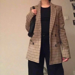  - Snygg kavaj i tjockare tyg från Zara. Kan mötas upp eller så står köparen för frakten 🦋