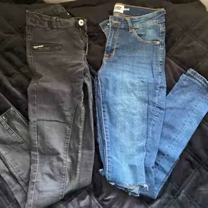 2 par jeans från olika märken. Båda för 80kr eller ett par för 50kr. De svarta/gråa jeansen är från Kappahl och de blåa från lager 157. 