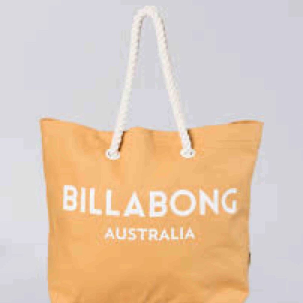 Stor väska från Billabong säljs för 250kr plus frakt! Jag har använt den ca 3 ggr. . Väskor.