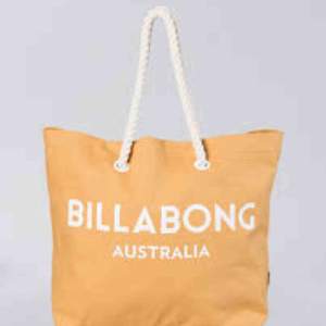 Stor väska från Billabong säljs för 250kr plus frakt! Jag har använt den ca 3 ggr. 