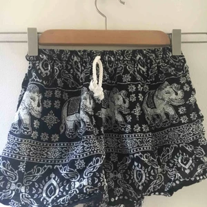  - Puffiga shorts med elefanter :) 
