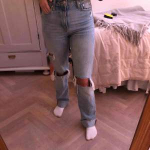Säljer dessa jättesnygga och efterfrågade jeans från Zara.Kan mötas i Stockholm helst Vasastan/Östermalm