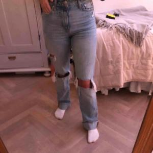  - Säljer dessa jättesnygga och efterfrågade jeans från Zara.Kan mötas i Stockholm helst Vasastan/Östermalm