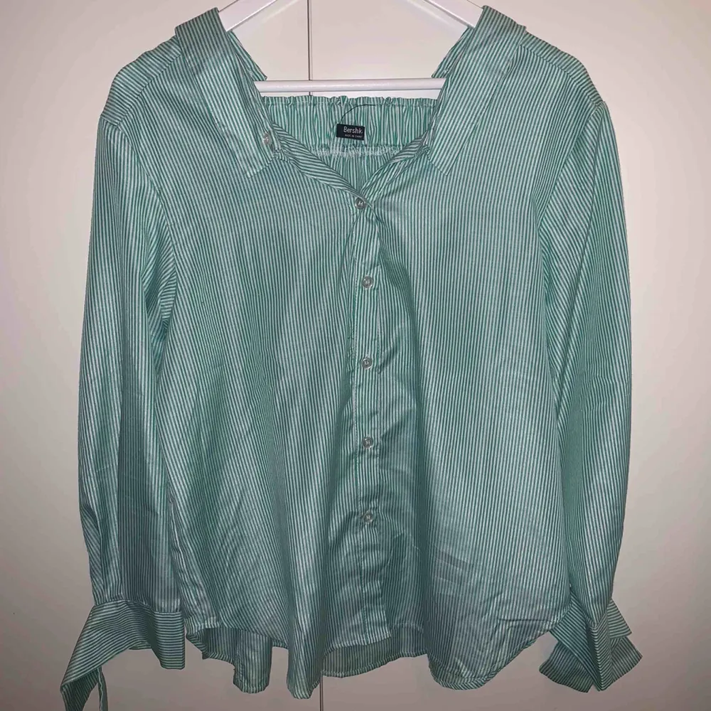 skjorta/blus från bershka, använd 1 gång så är i nyskick ‼️. Skjortor.