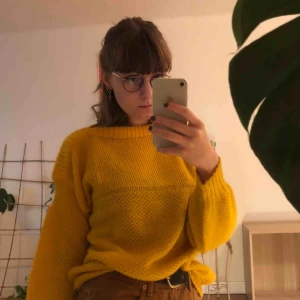  - Gul hemstickad tröja! Köpt second hand men är i superfint skick! ✨