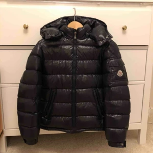  - Marinblå Moncler maya dunjacka. Mkt fint skick men kommer inte alls till användning nu💓 Storleken passar en XS eller S! Kan skicka bild på serien och stämpeln m.m, men får tyvärr inte in fler bilder i annonsen.