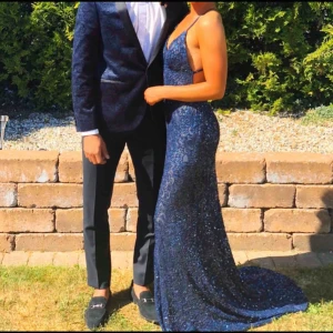  - Hej, säljer min fina balklänning från dressroomlinne i Göteborg, nypris var nästan 5000 och säljer för halva priset, i väldigt fint skick!! Kan fraktas emot att köparen swishar först😊😊 storlek 36! 