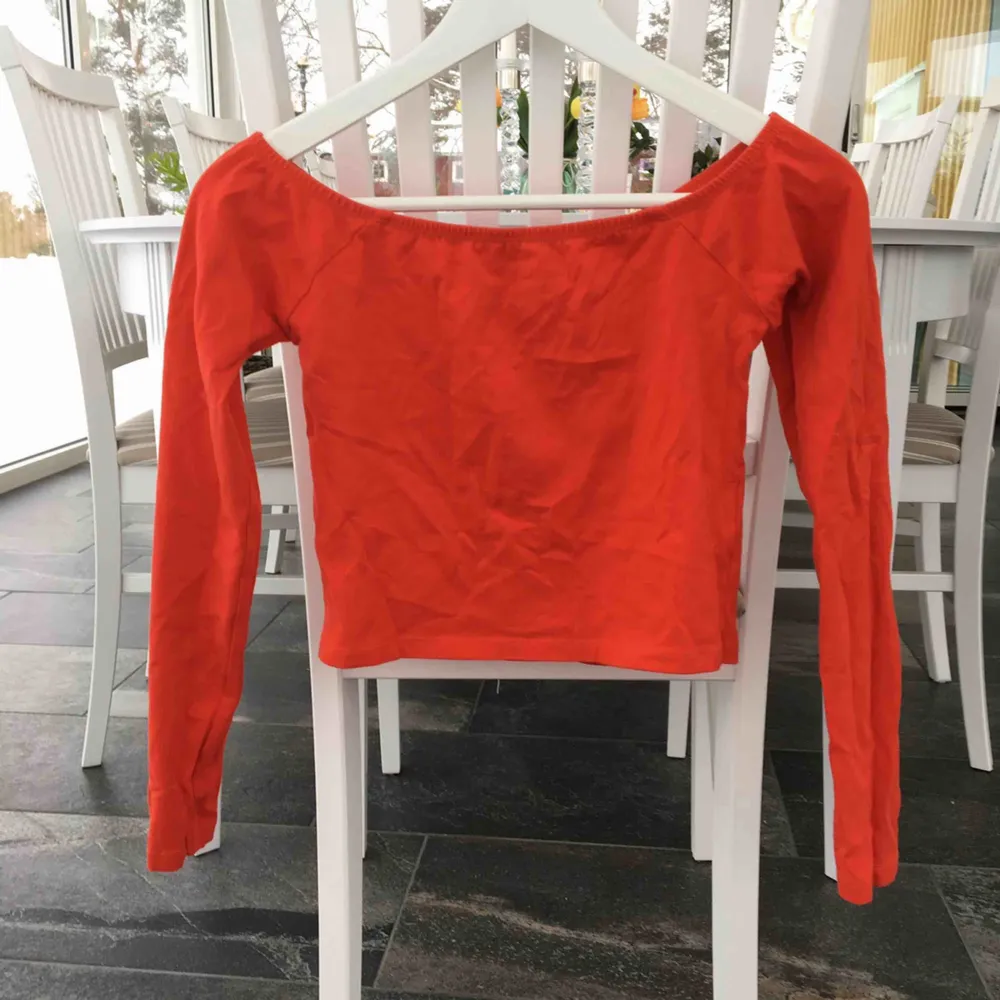 Säljer denna superfina röda off-shoulder tröjan från ginatricot, den är i storlek XS. Tröjan är knappt använd!Köparen står för frakten, kan även mötas i centrala Stockholm 🥰🥰. Toppar.