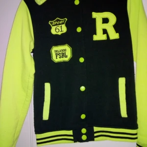  - Jacka limegrön stel; S mer som 10-11 år. 45:-