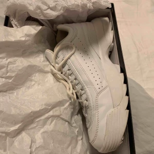  - Skitsnygga vita Duffy skor. Ordinarie pris: 700. Säljer för att de är för stora, därför även bara använda en gång. Frakt tillkommer✨