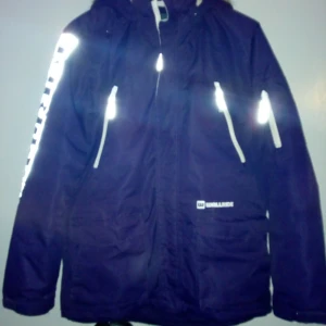  - Barn jacka märke WallRide    strl: 170 fint skick. 100:- köparen står för frakten. 