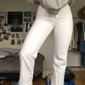  - WEEKDAY JEANS - VOYAGE    Supersnygga vita jeans från weekday med avklippta croppade ben. De har strl 28 i midjan men har nog krympt lite i tvätten så skulle säga att den passar bra till 27 också! Har ej används mer än 7 gånger! 