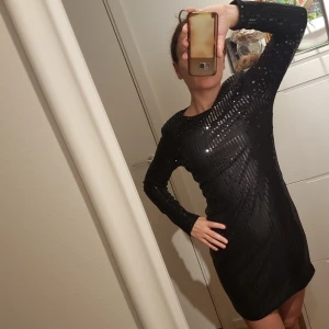  - Säljer 2 festklänningar från Bikbok. XS i storlek. ALDRIG ANVÄNDA, bara provade hemma. 300 kr om man köper båda två, 180 kr styck!   Den ena glittrig och den andra i fina spets.  Hämtas i central Stockholm eller enl överenskommelse.