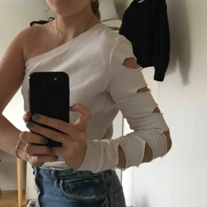  - Asball tröja från AFJ x NA-KD, designad av Frida tordhag🥵😍 one shoulder med cutouts på högra armen!! storlek XS, men passar mig som är S. Helt nyskick. Frakt ingår!!😘 
