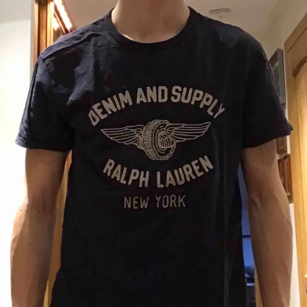 Mörkblå t-shirt från Ralph Lauren. Bomull/ linne. Sitter bra och är hel, inget slitage. Jag är 187cm/70kg. T-shirts.