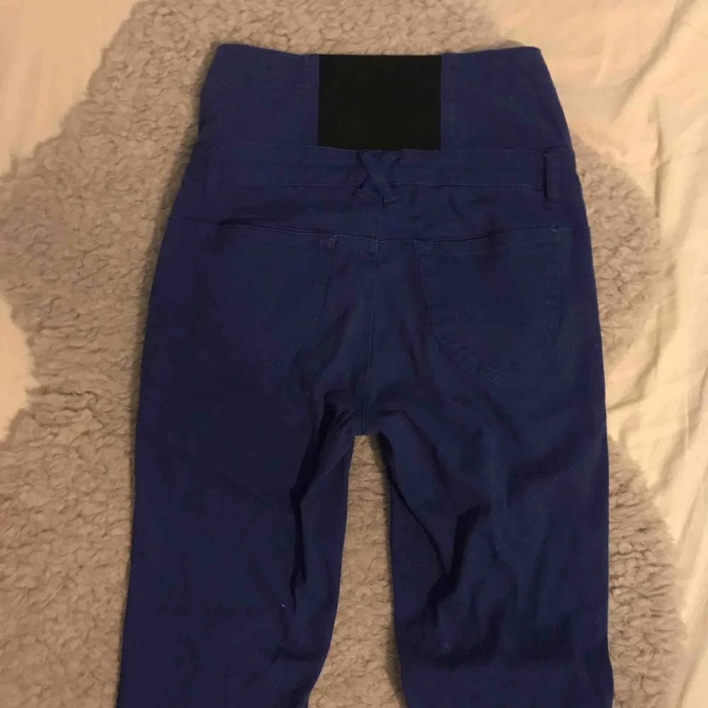 Super sköna högmidjande byxor som är mörkblåa med extra knappar. Säljer då det inte är min stil längre. Köparen står för frakten och betalning sker via Swish👍. Jeans & Byxor.