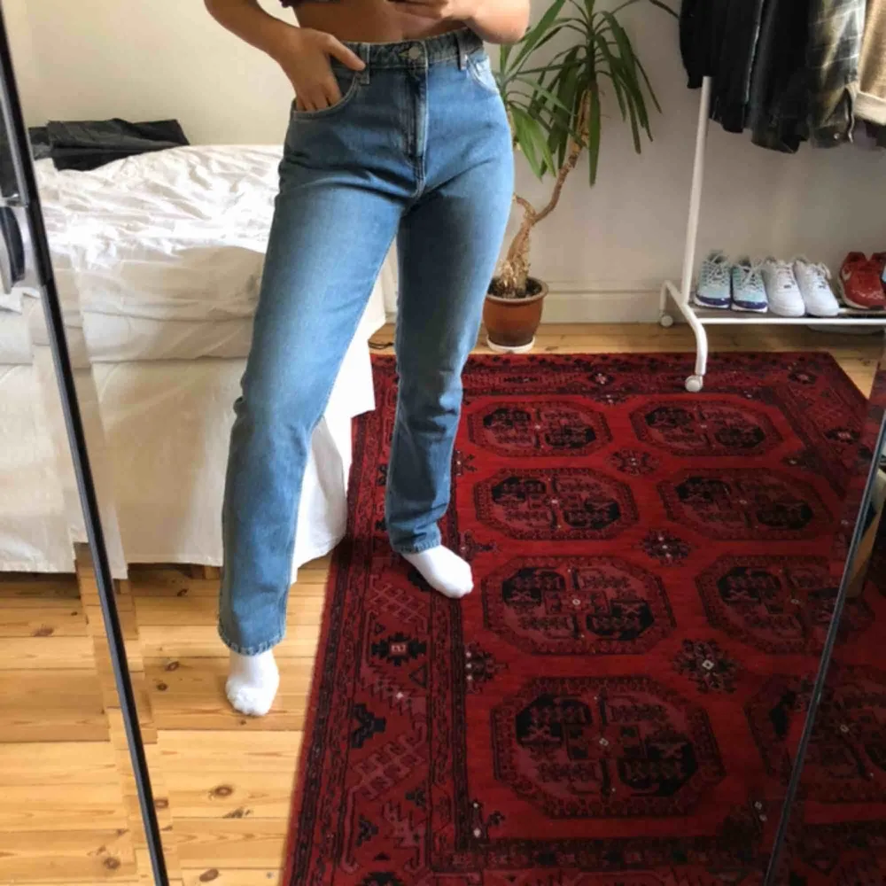 Oanvända jeans från weekday i modellen ”seattle” pga fel storlek. Lite stretchiga.  Köparen står för frakt möts annars upp i centrala Stockholm:). Jeans & Byxor.