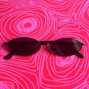 🌤 Svarta ovala solglasögon 🌤 Frakt är inkluderat i priset! Skriv gärna om du har några frågor! 💕