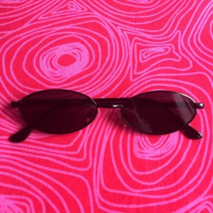  - 🌤 Svarta ovala solglasögon 🌤 Frakt är inkluderat i priset! Skriv gärna om du har några frågor! 💕