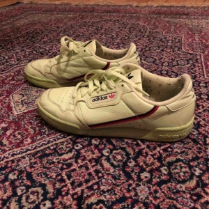  - Begagnat skick. Har använt dem några gånger sen har de legat i garderoben. Skorna är lite mer grön/gula än på bild. Jätte sköna! Kan mötas upp i Stockholm. 