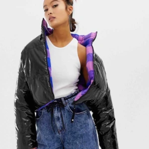  - Sååå ball jacka som går att ha åt båda hållen! Aldrig använd då vädret inte har visat minusgrader än⚡️ köpt för över det dubbla och frakt ingår!!  Hör av dig för egna bilder. Pok💕