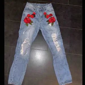 Ett par snygga jeans! Dom är försmå för mig som har storlek S i byxor. Tror storleken är XS. Kostnaden plus frakten.