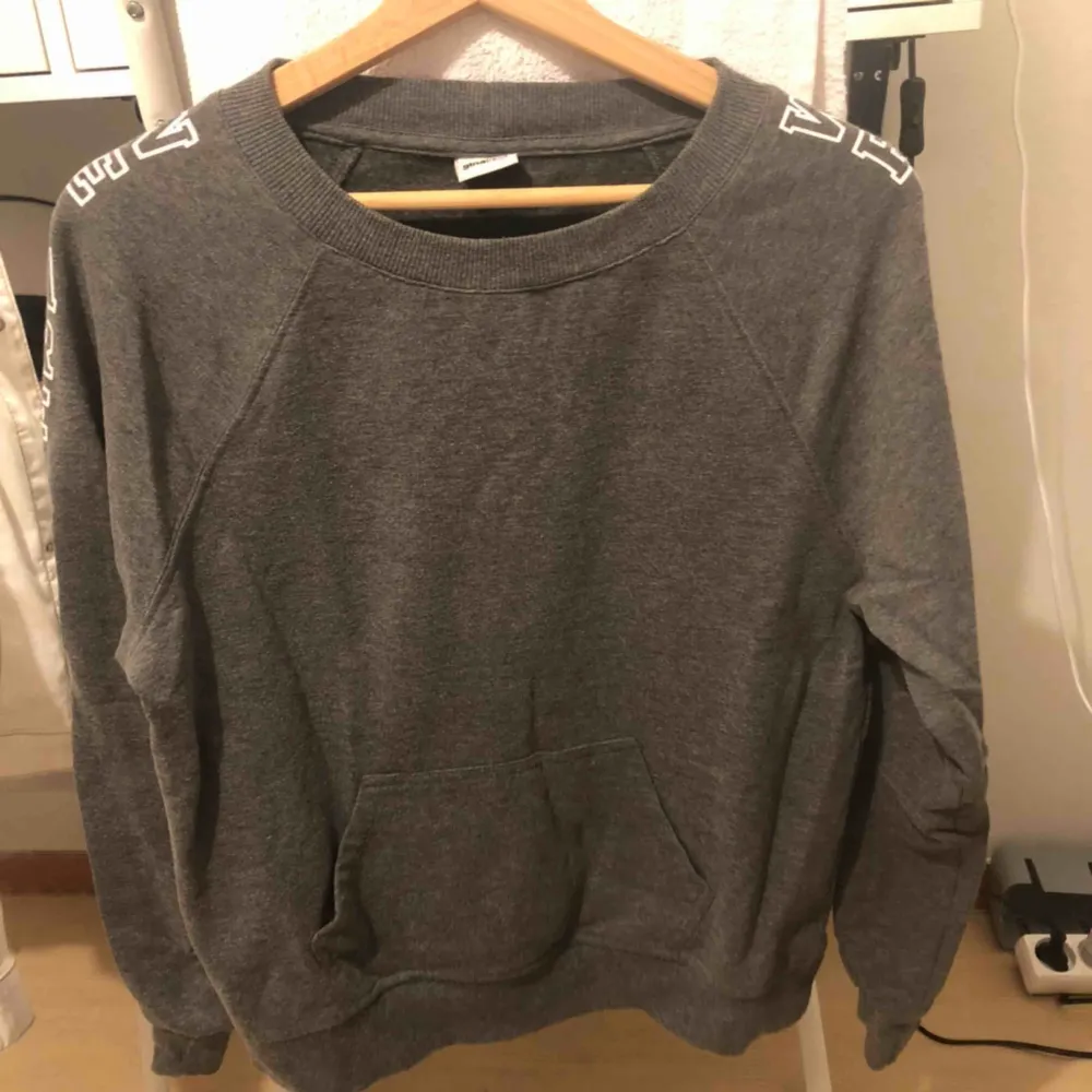 En sweatshirt från Gina Tricot. Köpt för 200kr o säljer för 80kr. Bra skick. Köparen står för frakt.. Tröjor & Koftor.