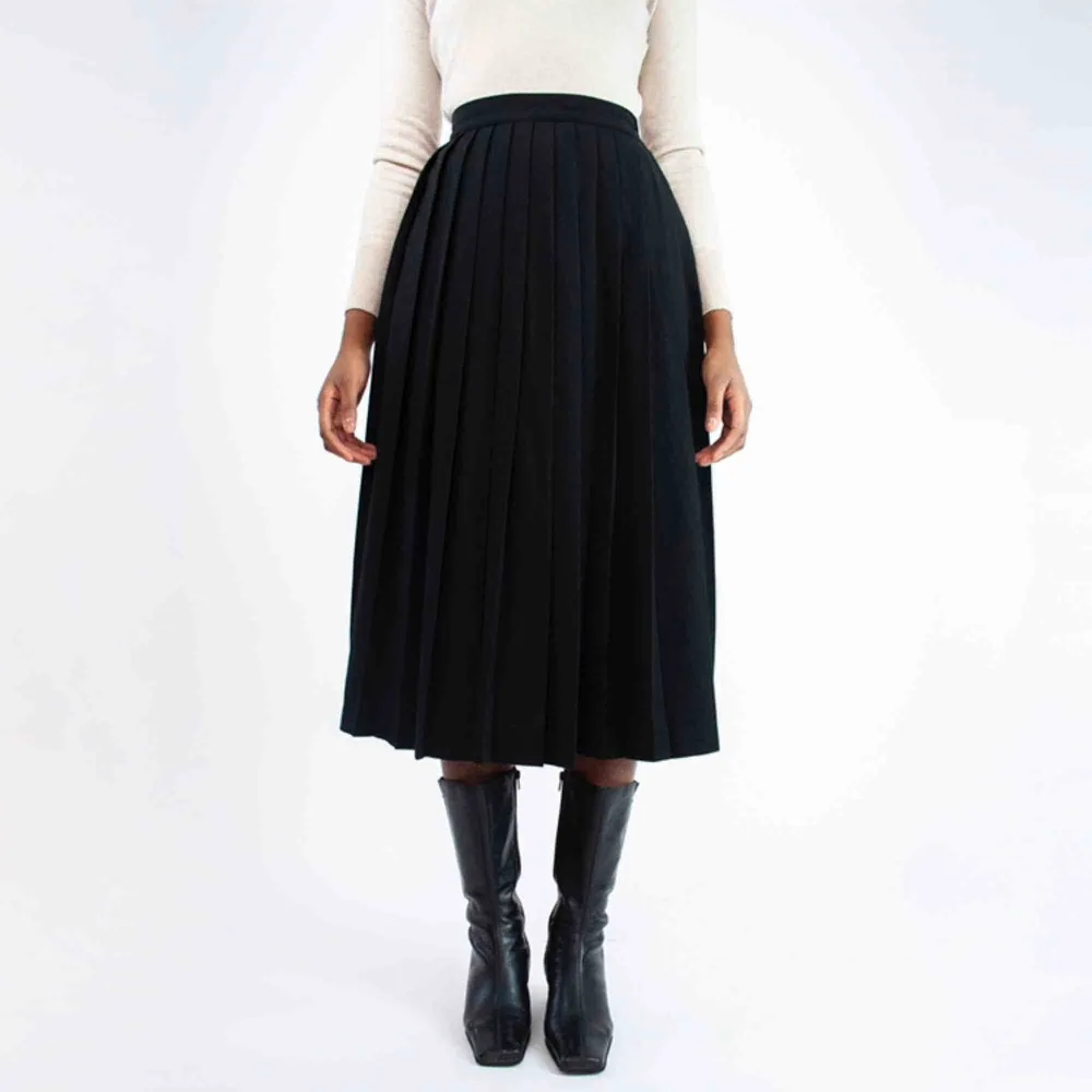 Vintage ca 70s pleated midi skirt in black S SIZE Label missing, fits best XS-S Model: 177/ ca S Measurements (flat): length: 84 waist: 33 Free shipping! Read the full description at our website majorunit.com No returns . Kjolar.