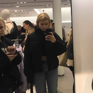  - En skit snygg vinter jacka från Zara köpt för cirka 1 månad sen, använd fåtal gånger, nypris 700. Säljer den ganska dyrt eftersom den är ny