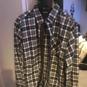  - Köpte på second hand o är i bra skick men tyvärr för liten vid brösten. Frakt tillkommer 