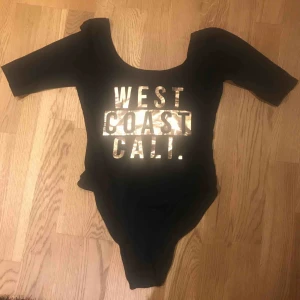  - Body med knappar i grenen fr Primark  Köparen står för frakt 