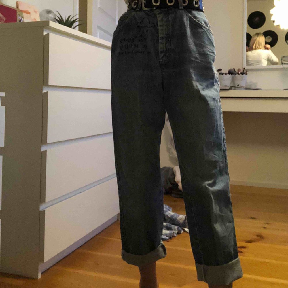 Mom jeans från Levis. Har själv ritat på de med en tusch penna lol. Säljer för 50kr + frakt (ca 50-70kr). Storlek S/M.. Jeans & Byxor.
