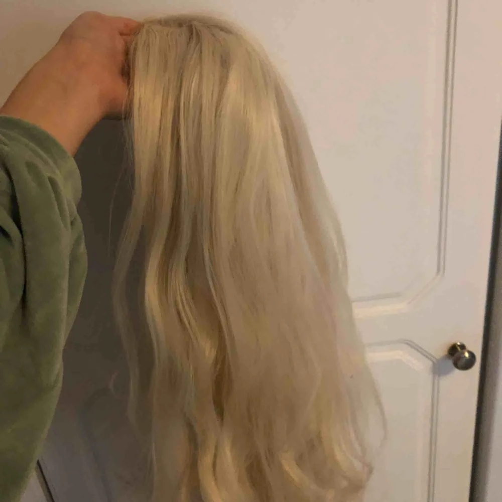 Lace front peruk i platinum blonde, naturtroget hår med babyhairs! Inköpt för runt tusenlappen. Känns och ser ut som vanligt hår, tål värme! Trasslar sig inte alls och kan tvättas i kallt vatten:). Accessoarer.