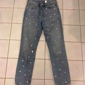  - Fina byxor i gott skick från H&M står att dom är i storlek 27 men jag som ofta har storleken 36 passar dom bra på