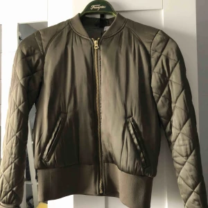  - Grön bomberjacka   Priset kan diskuteras! 