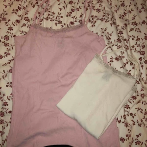  - Gulligt spets-linne som fungerar till mycket. 20kr per linne men 30kr för båda. De är båda i samma storlek.